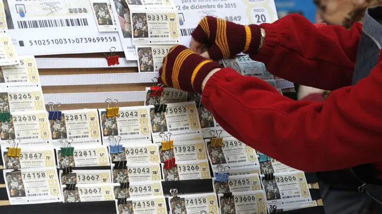 Una lotera coloca décimos de Navidad. Lotería. EP