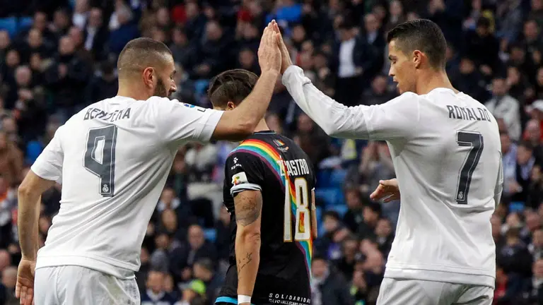 GRA477. MADRID, 20/12/2015.- El delantero del Real Madrid Karim Benzema (i) celebra con su compañero, el defensa Cristiano Ronaldo, la consecución del quinto gol de su equipo al Rayo Vallecano, en partido de la decimosexta jornada de liga en Primera División que se disputa esta tarde en el estadio Santiago Bernabéu. EFE/Fernando Alvarado