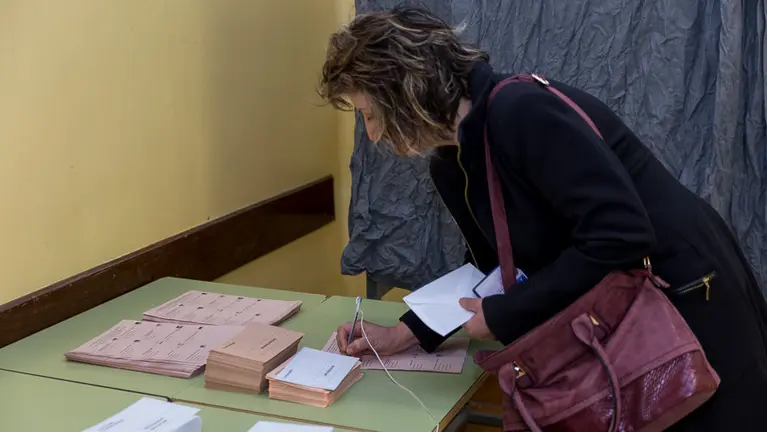 Jornada electoral en el IES Plaza de la Cruz de Pamplona (4). IÑIGO ALZUGARAY