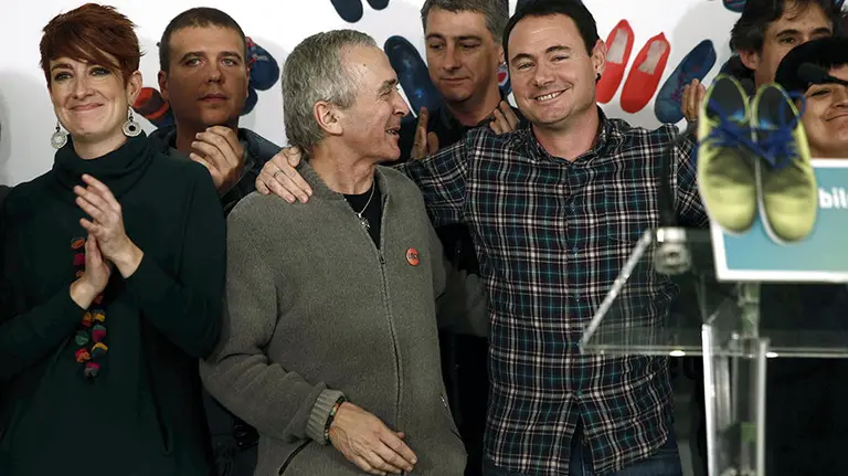 El presidente de Sortu, Hasier Arraiz (d), junto a Sabino Cuadra (c), y la parlamentaria de EH Bildu Bakartxo Ruiz (i), durante su comparecencia esta noche en un hotel de Pamplona para valorar los resultados electorales. EFE/Jesús Diges.