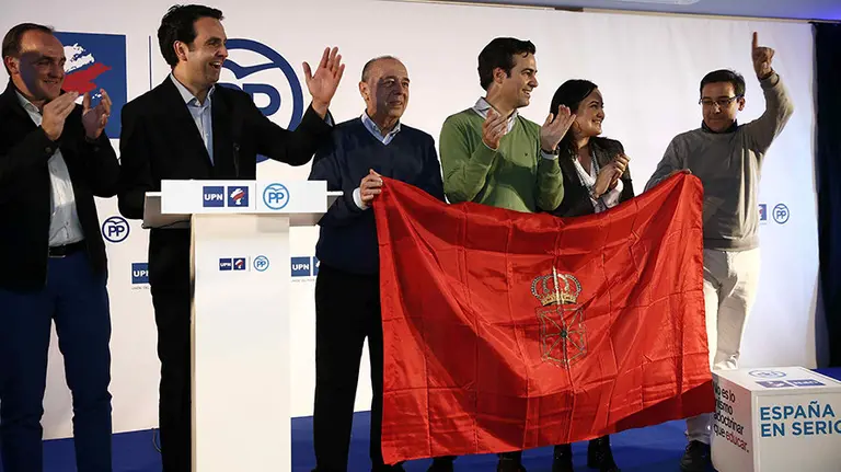 El presidente de UPN, Javier Esparza (i), el presidente de la gestora del PPN, Pablo Zalba (3-d), los diputados electos Iñigo Alli (2-i) y Carlos Salvador (d) y los senadores electos José Cruz Perez Lapazaran (3-i) y Cristina Sanz (2-d), al término de la comparecencia del la coalición UPN-PP para valorar los resultados electorales. EFE/Jesús Diges