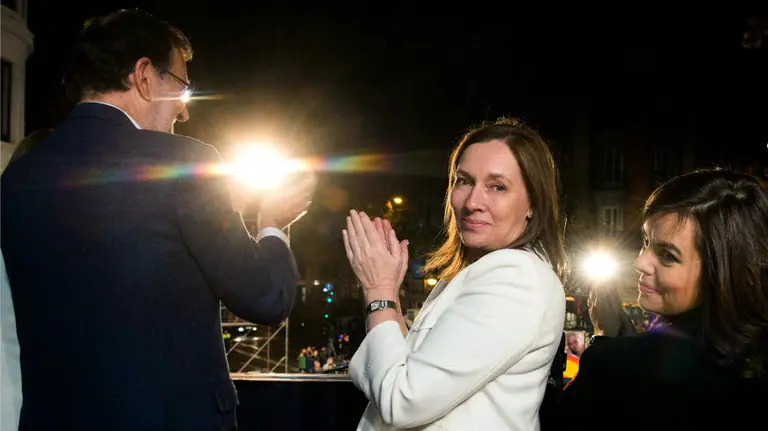 Mariano Rajoy celebra los resultados junto a su esposa y Soraya Sáenz de Santamaría en la sede del PP.