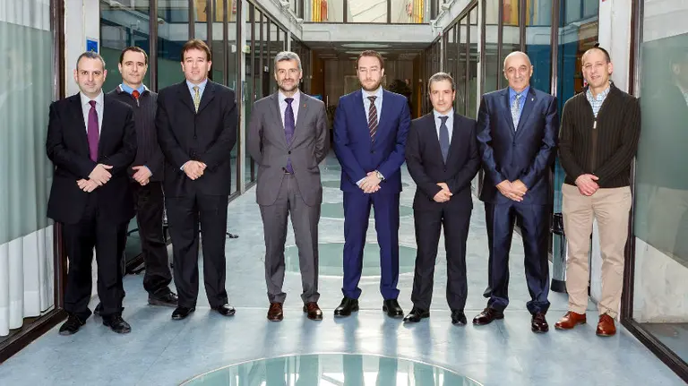Imagen de grupo del conjunto de investigadores premiados junto al rector Alfonso Carlosena y el vicerrector de investigación Ramón Gonzalo.