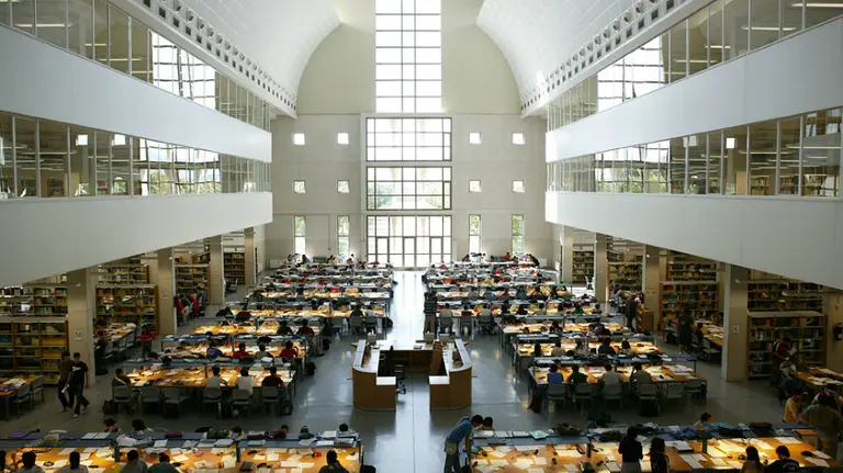 Biblioteca de la UPNA en Pamplona.