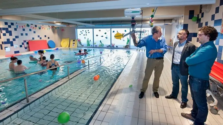 El consejero Laparra contempla las actividades acuáticas que se realizan en la Residencia San José.