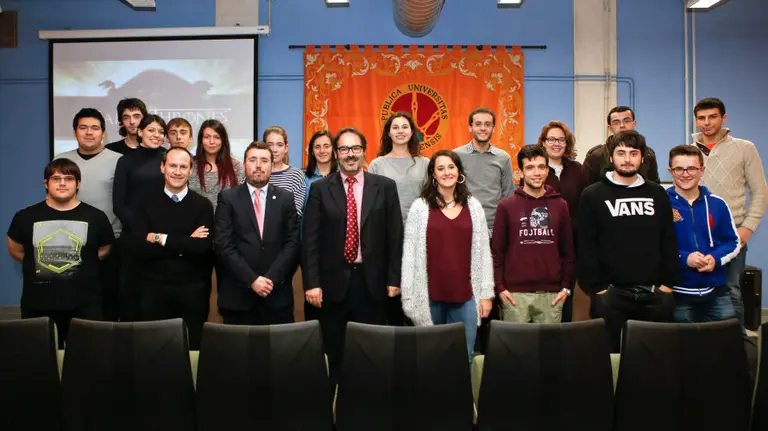 Estudiantes y ponentes del seminario sobre Tolkien y R. R. Martin posan en la UPNA.