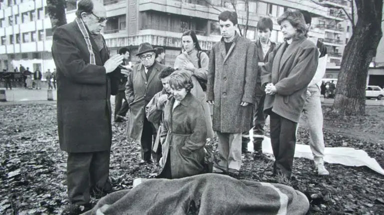 María Luis Ayuso, la viuda de Juan Atarés arrodillada ante el cadáver de su marido en la Vuelta del Castillo.