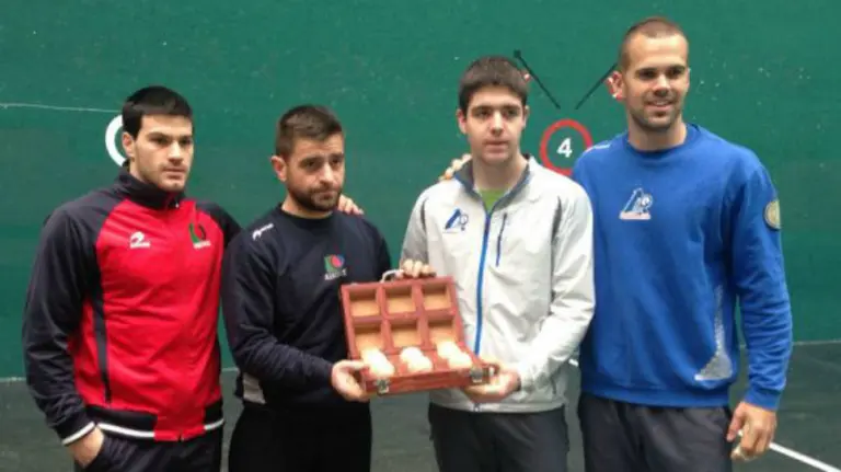 Aitor Zubieta, primero por la derecha, en una elección de material.