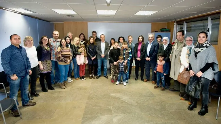 La Presidenta Barkos y el consejero Laparra, con el grupo.