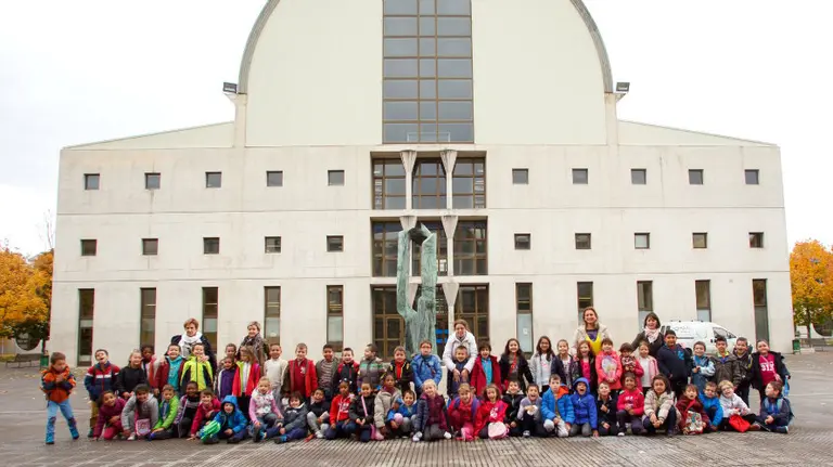 Niños y niñas del Colegio Mendialdea de Berriozar, con sus maestras, en el campus de la UPNA.