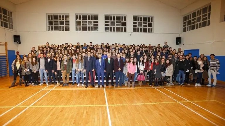 Imagen de grupo tras el acto celebrado en la Universidad.