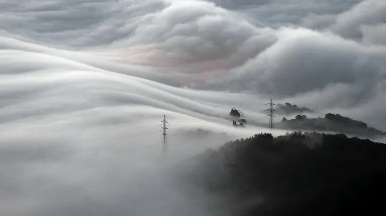 Un espeso manto de niebla cubre la comarca de Pamplona. Tiempo, EFE.