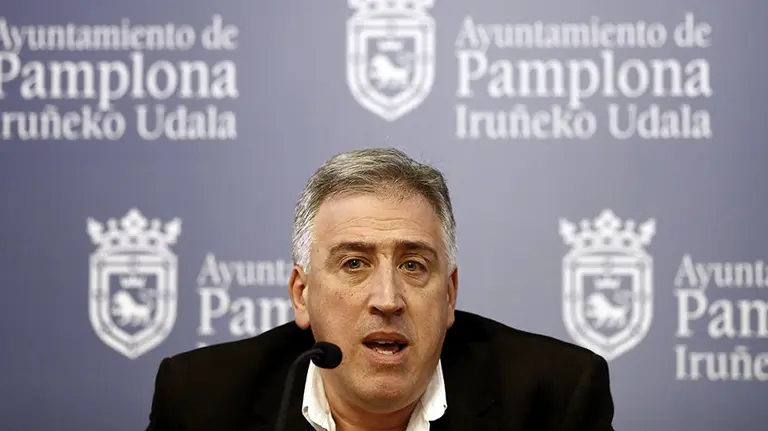 El alcalde de Pamplona, Joseba Asirón, durante la rueda de prensa donde ha realizado balance de los seis primeros meses al frente del equipo de gobierno municipal. Asirón ha afirmado tener la sensación de &#34;objetivo cumplido&#34;, aunque reconoce que &#34;todo es susceptible de mejora&#34; y que también se han cometido errores. EFE/Jesús Diges