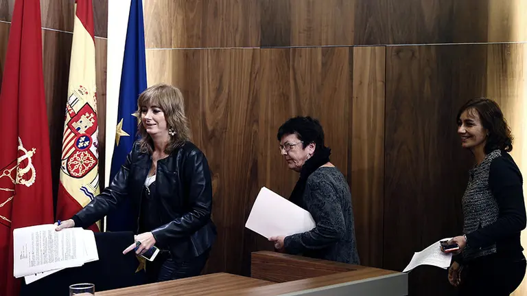 La consejera de Relaciones Ciudadanas e Institucionales Ana Ollo (i), junto a la consejera de Presidencia, Función Pública, Interior y Justicia Maria José Beaumont (c) y la consejera de Cultura, Deporte y Juventud, Ana Herrera (d) durante la rueda de prensa tras la sesión de Gobierno que ha establecido nuevas normas sobre la entrega del Premio &#34;Príncipe de Viana&#34; de la Cultura 2016.Además de convertirlo en honorífico al suprimir su dotación, la mayor novedad es la decisión de desvincular a la Casa Real de la ceremonia de entrega del Premio, que habitualmente presidía en Leyre el hoy rey Felipe VI en su calidad hasta el pasado año de príncipe de Viana. EFE/Jesús Diges