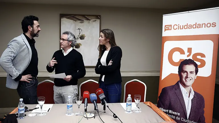 El portavoz de Ciudadanos Navarra, Carlos Pérez-Nievas (c), conversa con el que fue cabeza de lista al Congreso de los Diputados de esta formación para las elecciones generales celebradas el 20 de diciembre, Ramón Romero (i), antes de comenzar la rueda de prensa donde han considerado que los resultados electorales de su formación, que no logró ningún diputado en la Comunidad Foral, &#34;no han sido de modo alguno un fracaso&#34;. EFE/Jesús Diges