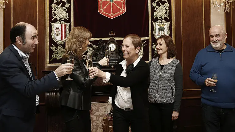La presidenta del Gobierno de Navarra, Uxue Barkos, brinda con el vicepresidente económico del Ejecutivo foral, Manu Ayerdi (i), en presencia de Ana Ollo (2i), consejera de Relaciones Ciudadanas e Institucionales, José Luis Mendoza (d), consejero de Educación y Ana Herrera (2d) de Cultura, Deporte y Juventud, durante la celebración hoy del tradicional brindis navideño con los medios de comunicación. EFE/Jesús Diges