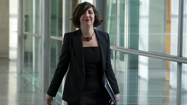 La portavoz de Podemos en el Parlamento de Navarra, Laura Pérez, a la salida de la reunión que la Mesa y Junta de Portavoces ha celebrado hoy en la Cámara Foral tras la cual ha valorado los buenos resultados que esta formación ha obtenido en las elecciones generales celebradas ayer, 20 de diciembre. EFE/Villar López