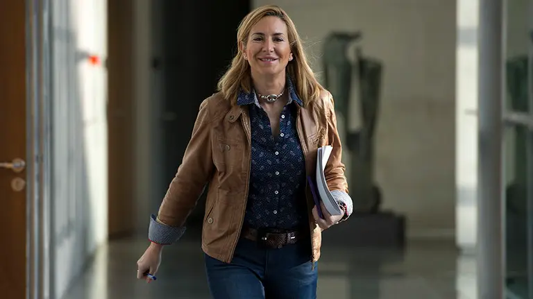 La portavoz del Partido Popular (PP) en Navarra, Ana Beltrán, a la salida de la reunión que la Mesa y Junta de Portavoces ha celebrado hoy en la Cámara Foral tras la cual ha valorado los resultados del partido en las elecciones generales celebradas ayer, 20 de diciembre. EFE/Villar López