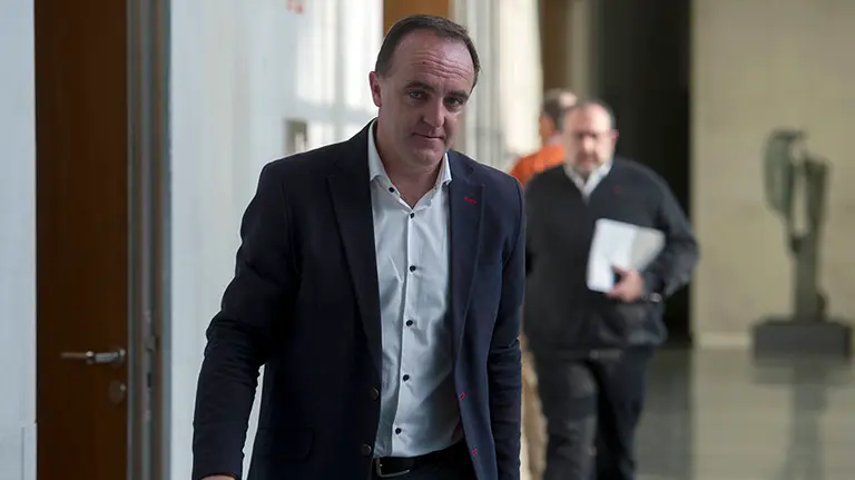 El portavoz de Unión del Pueblo Navarro (UPN), Javier Esparza, a la salida de la reunión que la Mesa y Junta de Portavoces ha celebrado hoy en la Cámara Foral tras la cual ha valorado los resultados del partido en las elecciones generales celebradas ayer, 20 de diciembre. EFE/Villar López
