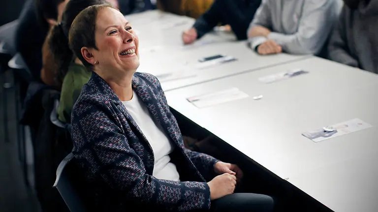 GRA163. PAMPLONA, 12/12/2015.- La presidenta del Gobierno de Navarra, Uxue Barkos (i), que ha participado este sábado en Pamplona en un encuentro con jóvenes de Geroa Bai, ha afirmado que el jefe del Ejecutivo central, Mariano Rajoy, "no se ha caracterizado ni por el respeto ni por la convicción" con el autogobierno navarro. EFE/Iván Aguinaga
