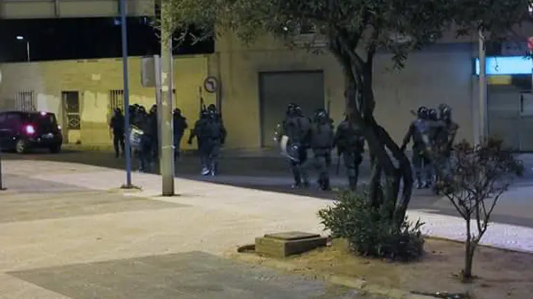 Polic&iacute;as se dirijen al barrio de Cortijos de Mar&iacute;n, en Roquetas de Mar, para tratar de evitar enfrentamientos entre inmigrantes subsaharianos y vecinos tras la muerte de un var&oacute;n de 41 a&ntilde;os, originario de Guinea Bissau, apu&ntilde;alado durante una discusi&oacute;n de tr&aacute;fico, lo que ha provocado altercados y fuegos incontrolados en contenedores, mobiliario urbano y veh&iacute;culos. EFE/Due&ntilde;as