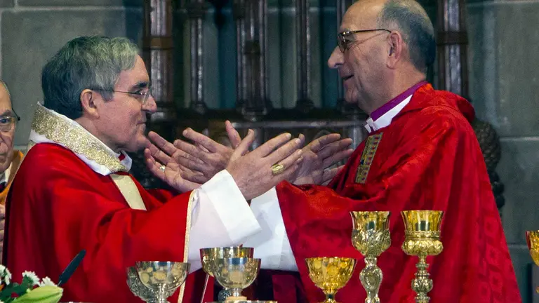 -FOTODELDIA- GRA035 BARCELONA, 26/12/2015.- El hasta ahora obispo de Calahorra y La Calzada-Logroño Juan José Omella (d), durante su toma de posesión como nuevo arzobispo de Barcelona en sustitución del cardenal Luis Martínez Sistach (i), en un solemne acto en la catedral de la capital catalana presidido por el nuncio apostólico en España, monseñor Renzo Fratini. EFE/Quique García