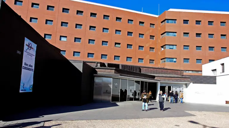Vista del Hospital de Ciudad Real, en el que un hombre de 73 años ha fallecido hoy a causa del brote de legionella que se detectó hace diez días en Manzanares (Ciudad Real), lo que implica que esta enfermedad ha causado ya dos víctimas mortales. Fuentes de la Consejería de Salud de la Junta de Comunidades Castilla-La Mancha han informado a la Agencia EFE que el hombre padecía también otras patologías y estaba ingresado junto a otros dos pacientes, una mujer y un hombre de 55 años y 65 años, respectivamente, que permanecen estables en la Unidad de Cuidados Intensivos (UCI). EFE/Mariano Cieza Moreno