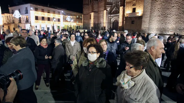 GRA393. MANZANARES (CIUDAD REAL), 22/12/2015.- Vecinos de Manzanares se concentran en la plaza de la región en protesta por la falta de información tras el brote de legionella detectado hace once días en Manzanares (Ciudad Real), que afecta a 141 personas, entre los que se encuentran los dos hombres fallecidos. EFE/Mariano Cieza Moreno