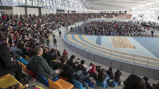 BARCELONA 2015 /12/27  Politica  La  pista de Atletismo cubierta de Sabadell, donde se celebra la asamblea decisiva de la CUP se puede afirmar que la mayoría tienen un tono claramente contrario a apoyar la investidur de Artur Mas.
Fotografia de JOAN CORTADELLAS