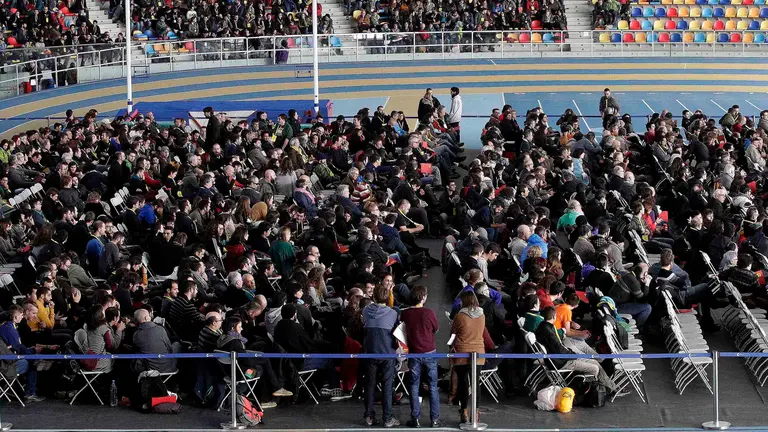 GRA026 SABADELL (BARCELONA), 27/12/2015.- Asistentes a la Asamblea Nacional abierta que la CUP que debate y somete a votación si sus diez diputados en el Parlament deben facilitar la investidura de Artur Mas, una decisión de la que depende que CDC y ERC puedan formar gobierno o Cataluña se vea abocada a unas nuevas elecciones anticipadas en marzo. EFE/Alberto Estévez