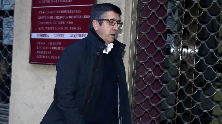 El secretario de Acción Política del PSOE, Patxi López, a su llegada a la sede de su partido en Madrid, donde el secretario general del PSOE, Pedro Sánchez, se reúne con sus barones territoriales para intentar llegar a un acuerdo sobre la resolución que el Comité Federal tiene previsto aprobar este lunes sobre la política de pactos para formar gobierno. EFE/J. J. Guillén