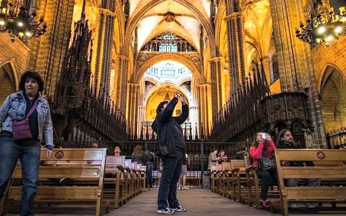 Un turista tomando una fotografía.