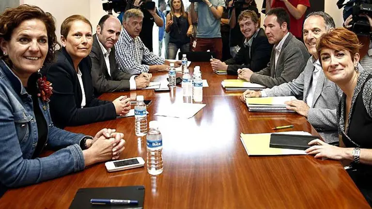 Reunión entre Bildu y Geroa Bai. Uxue Barkos, Adolfo Araiz y Bakartxo Ruiz. EFE