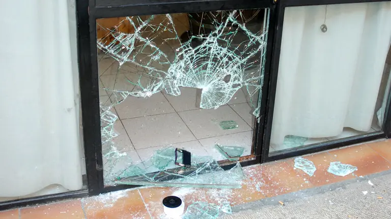 Ventana rota de un domicilio en el que se produjo un robo.