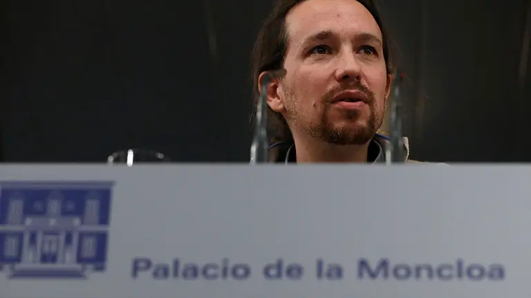El secretario general de Podemos, Pablo Iglesias, durante la rueda de prensa que ha ofrecido hoy al término de la reunión con el presidente del Gobierno español en funciones, Mariano Rajoy, en el Palacio de la Moncloa. El jefe del Ejecutivo continúa con la ronda de contactos con las fuerzas políticas de cara a formar un gobierno estable. EFE/JUAN CARLOS HIDALGO