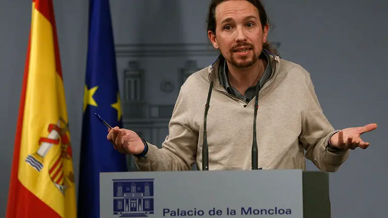El secretario general de Podemos, Pablo Iglesias, durante la rueda de prensa que ha ofrecido hoy al término de la reunión con el presidente del Gobierno español en funciones, Mariano Rajoy, en el Palacio de la Moncloa. El jefe del Ejecutivo continúa con la ronda de contactos con las fuerzas políticas de cara a formar un gobierno estable. EFE/JUAN CARLOS HIDALGO