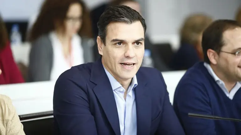 Pedro Sánchez durante un momento de la reunión en Ferraz.