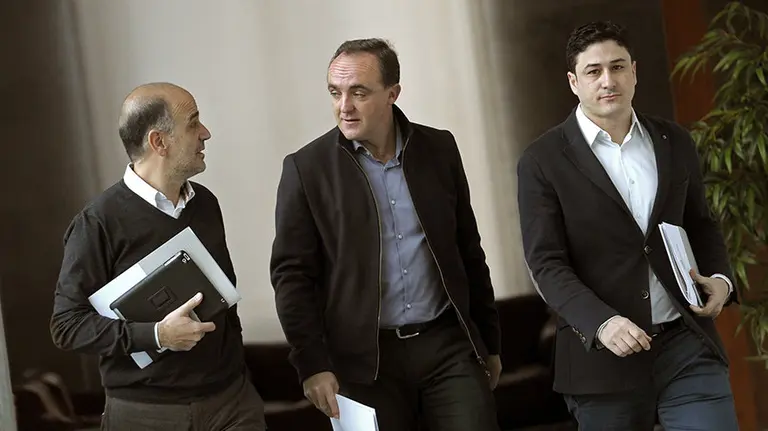 Los integrantes de la Mesa y Junta de portavoces por UPN, Alberto Catalán (i), Oscar Arizcuren (d) y Javier Esparza, a su llegada hoy al Parlamento de Navarra para asistir a la reunión que la Mesa y Junta de portavoces ha celebrado hoy en Pamplona para tratar, entre otros asuntos, la moratoria en la extensión del Programa de Aprendizaje en Inglés. EFE/Villar López