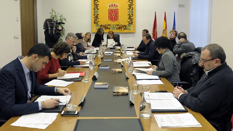 GRA090. PAMPLONA (NAVARRA) 28/12/2015.- La Mesa y la Junta de Portavoces del Parlamento de Navarra durante la reunión que han mantenido hoy en Pamplona para tratar, entre otros asuntos, sendas peticiones del PSN y PP para que el consejero de Educación comparezca en comisión para explicar la moratoria en la extensión del Programa de Aprendizaje en Inglés. EFE/Villar López