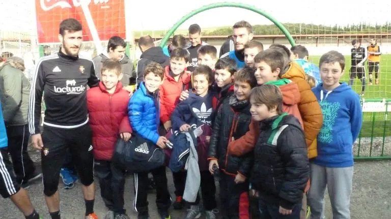 Jugadores de Osasuna posando con chavales del torneo Interescolar.