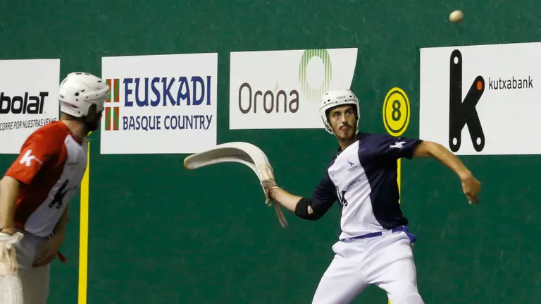 Endika en acción en un partido de remonte.