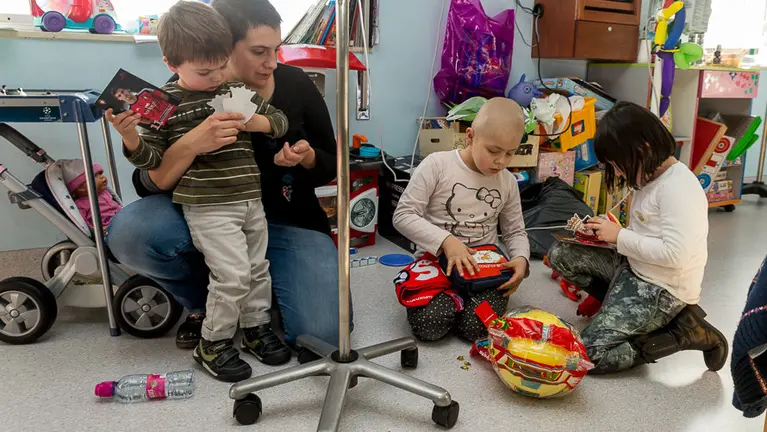 Visita de los jugadores del CA Osasuna a los niños hospitalizados en el Hospital Materno Infantil de Pamplona. (10). IÑIGO ALZUGARAY