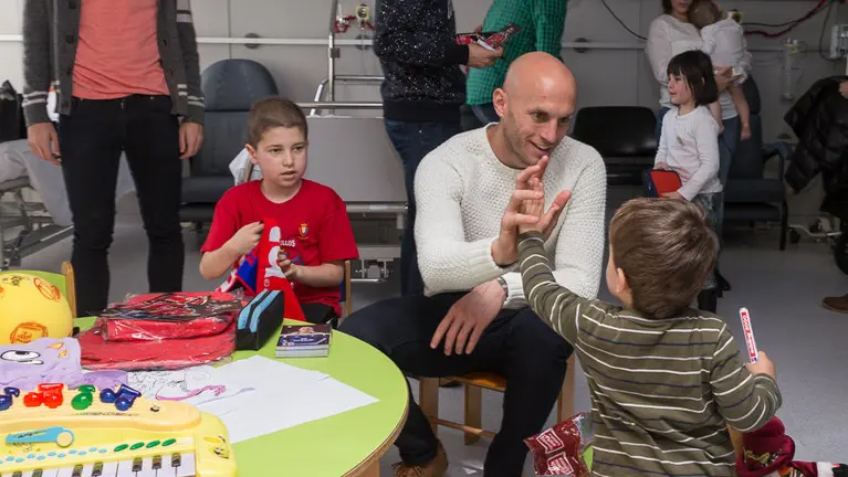 Visita de los jugadores del CA Osasuna a los niños hospitalizados en el Hospital Materno Infantil de Pamplona. (15). IÑIGO ALZUGARAY