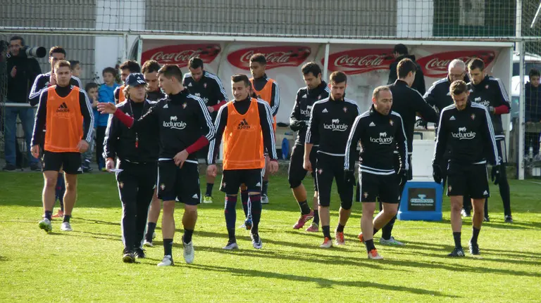 Martín con sus jugadores en Tajonar.