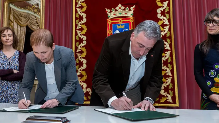 La presidenta de Navarra, Uxue Barkos, y el alcalde de Pamplona, Joseba Asiron, firman un convenio para la gestión de la Biblioteca Pública del Casco Viejo-San Francisco.(5).