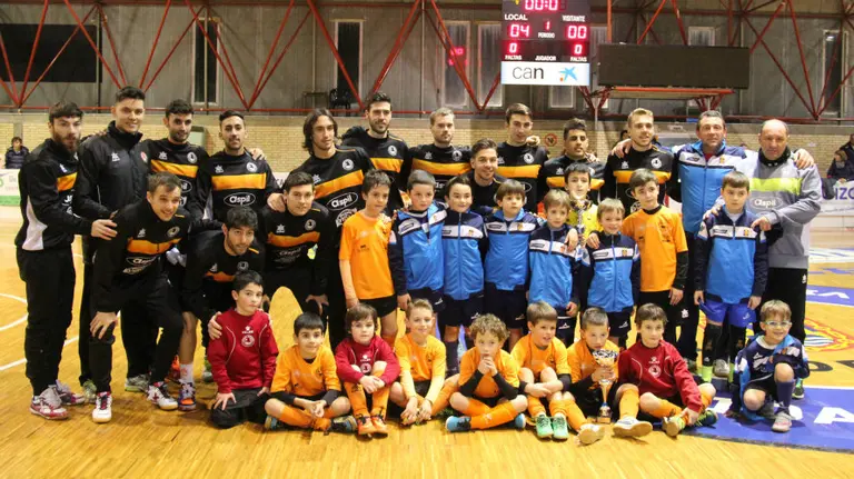 Jugadores de Aspil Vidal posan con los chavales del torneo.