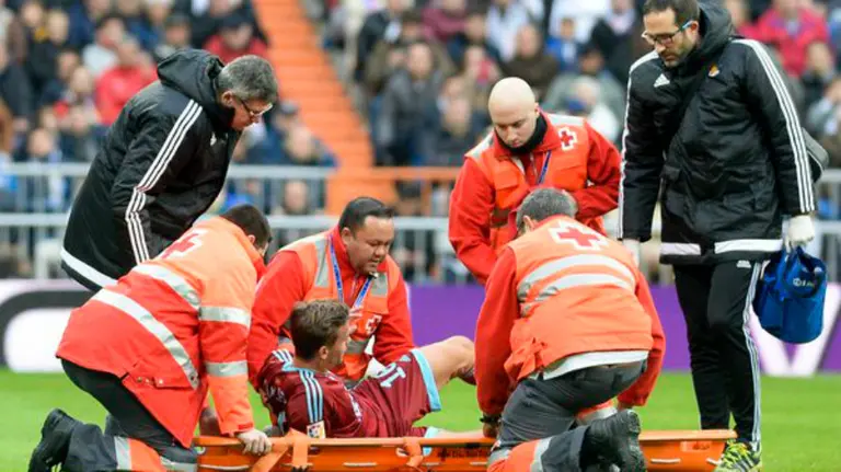 Canales es retirado en camilla. Foto twitter diario As.