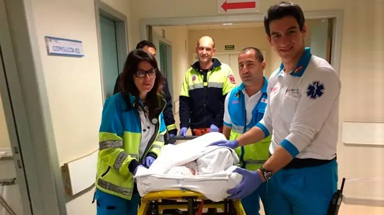 equipo-médico-con-la-niña-recien-nacida