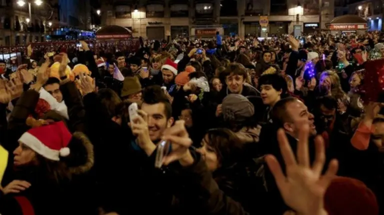 Pre campanadas en la Puerta del Sol. EFE.
