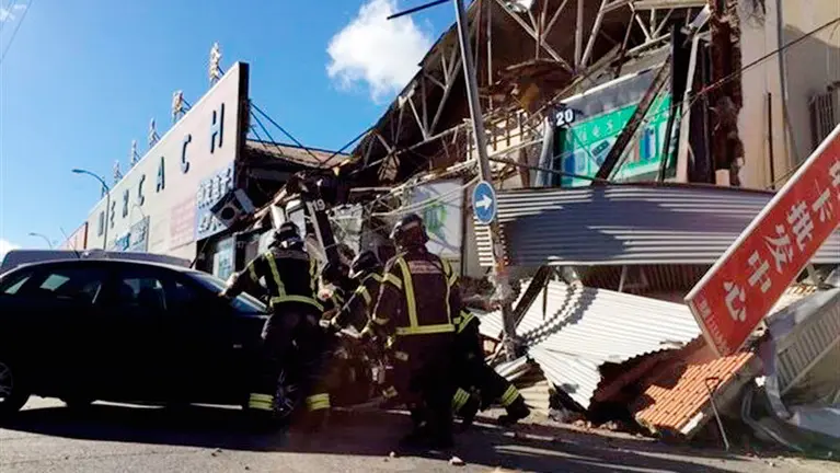Derrumbe de la fachada de una nave de productos chinos en Fuenlabrada. EP